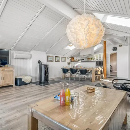 Renovated With 4 Bedrooms 800 Meters From The North Sea 펜션 티스테드