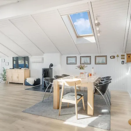 Renovated With 4 Bedrooms 800 Meters From The North Sea Feriehus *