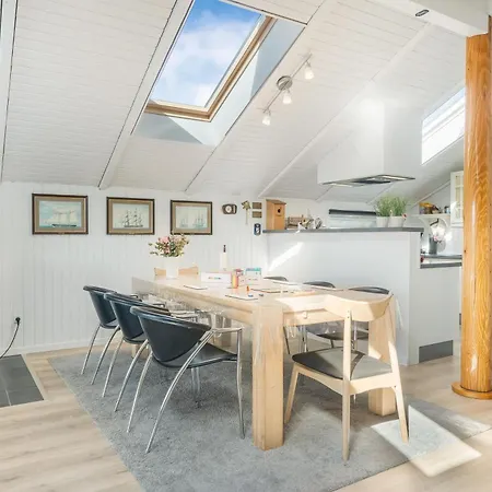 Renovated With 4 Bedrooms 800 Meters From The North Sea * 티스테드