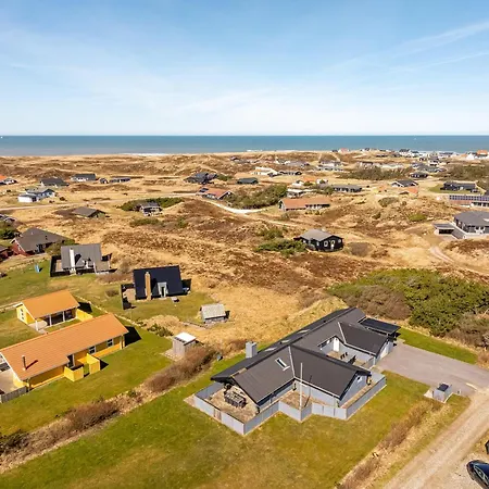 Renovated With 4 Bedrooms 800 Meters From The North Sea 티스테드