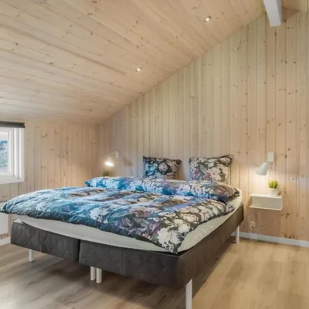 Renovated With 4 Bedrooms 800 Meters From The North Sea Feriehus *