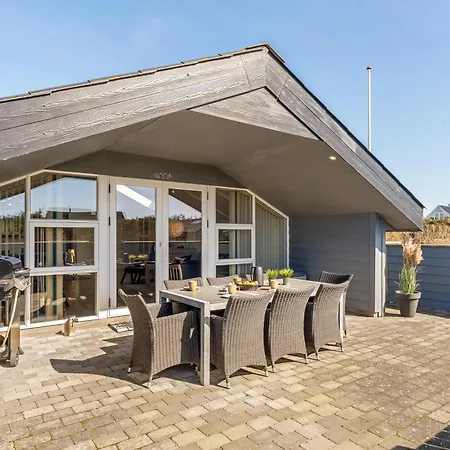 Renovated With 4 Bedrooms 800 Meters From The North Sea 펜션