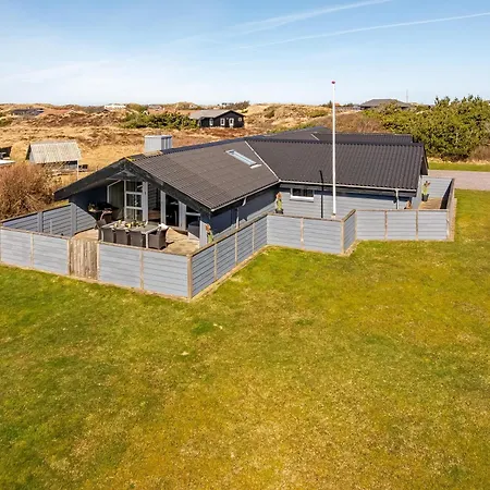 펜션 Renovated With 4 Bedrooms 800 Meters From The North Sea